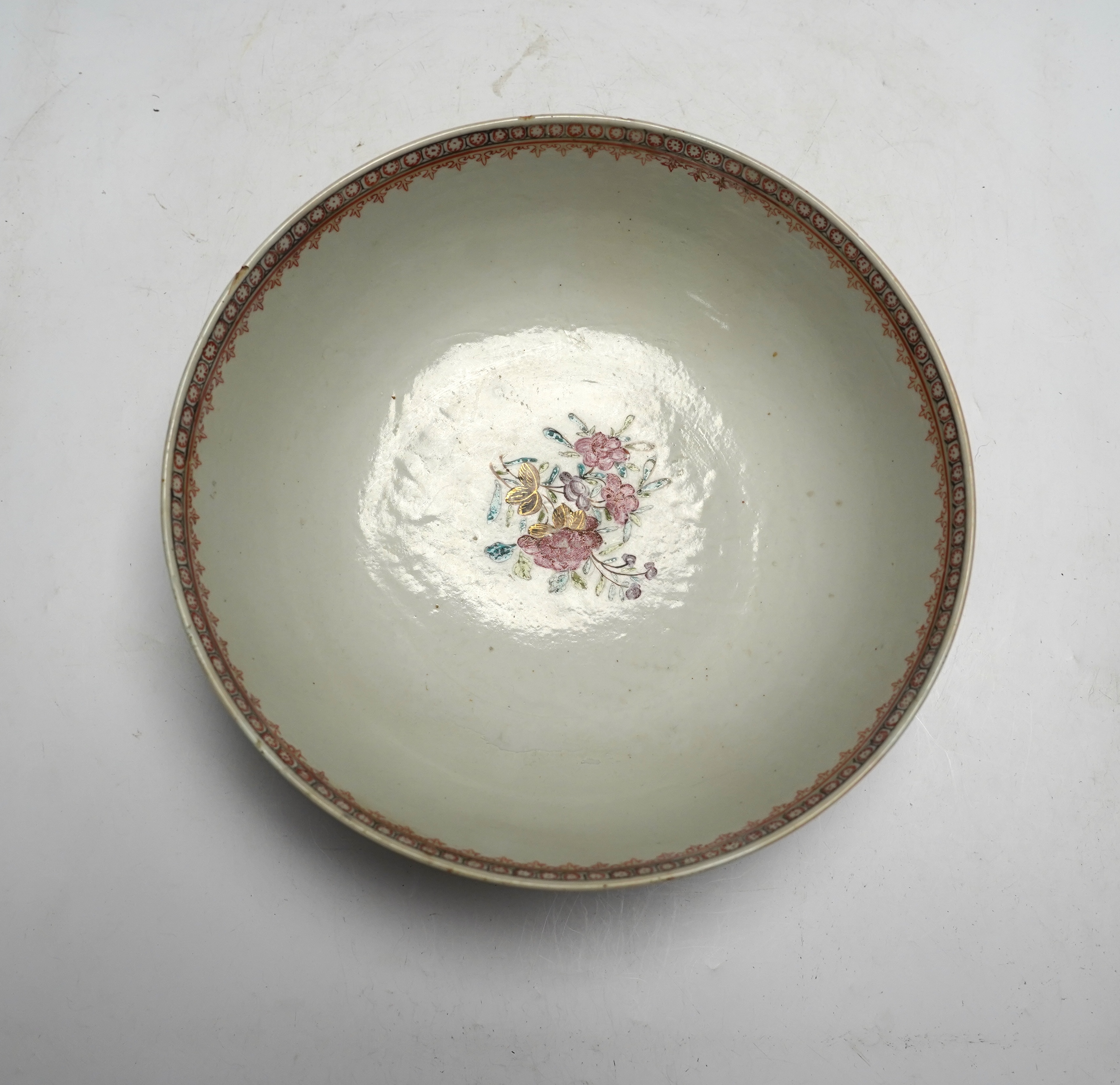 An 18th century Chinese Export famille rose bowl, 26cm diameter